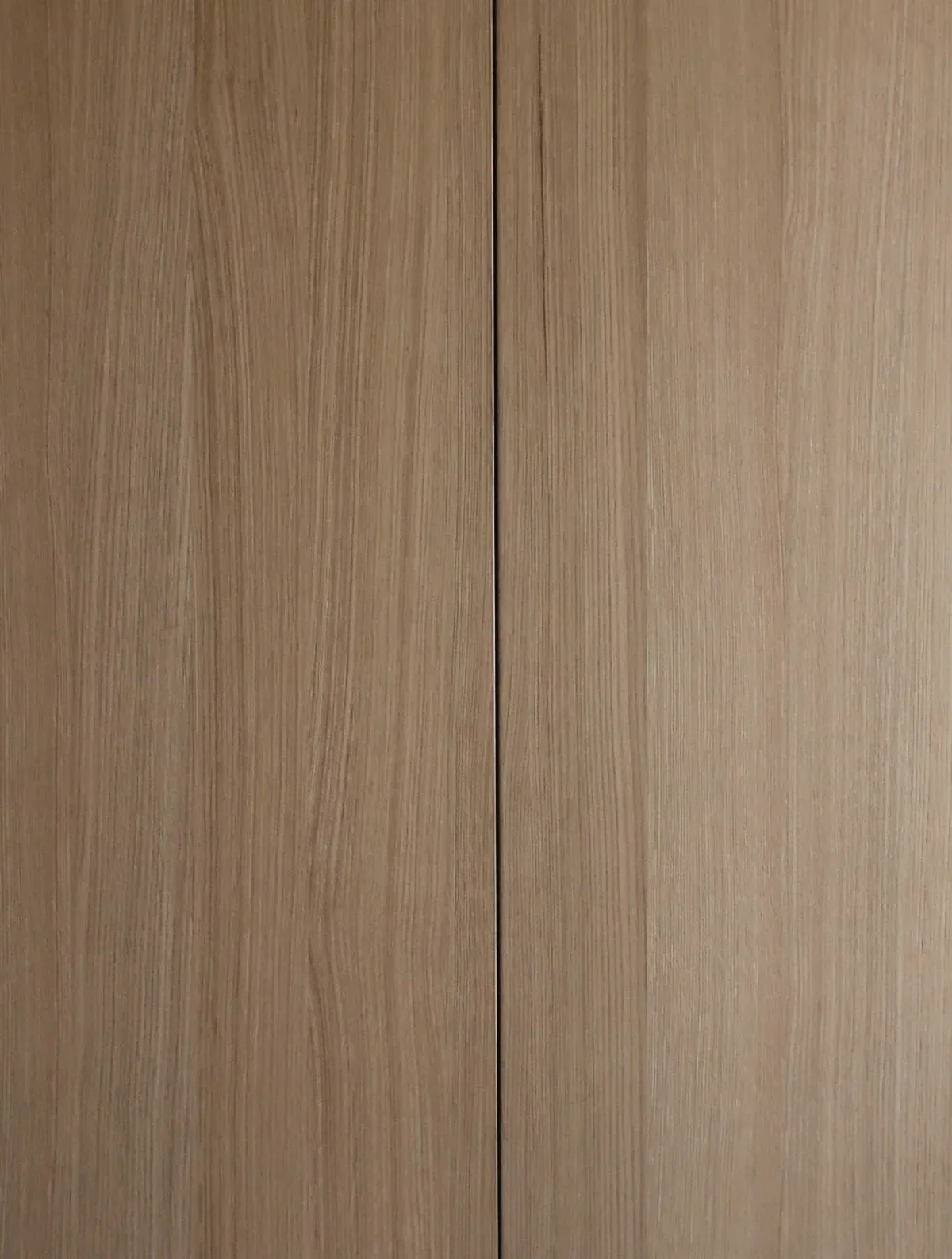 Surface lisse d'un panneau MDF décor chêne