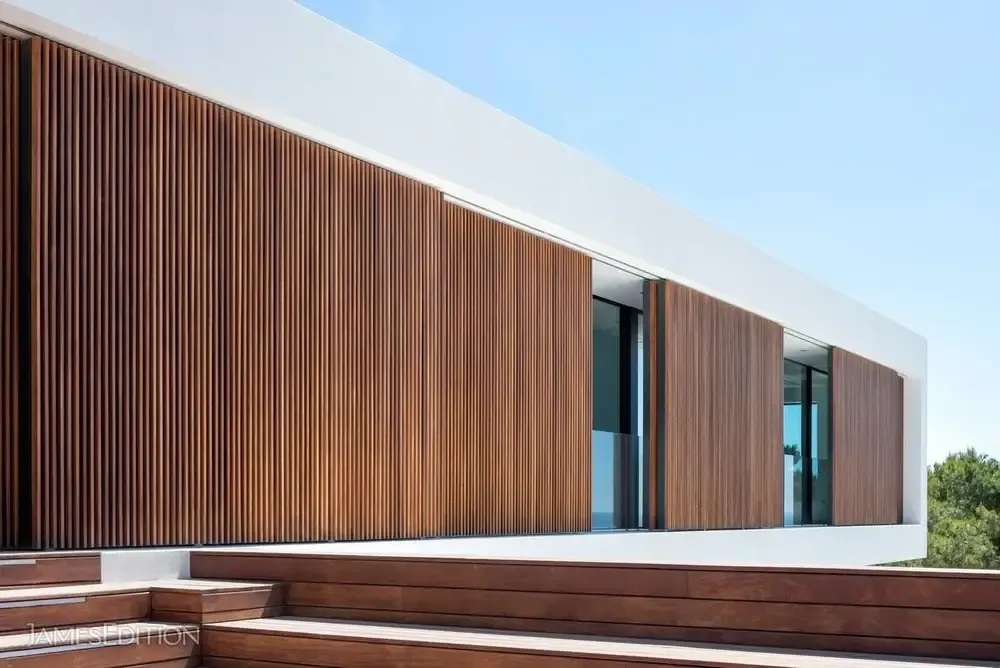 Cuisine moderne et panneaux bois sur mesure